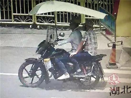 (监控截图,驾车者为摩的司机,后座为口罩男)