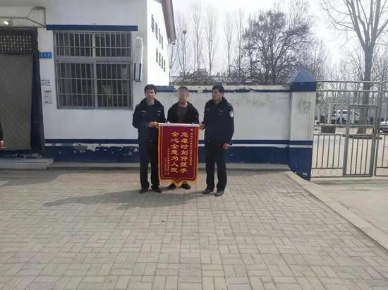 男子驾车吞药自杀 一群民警找到黄河边救他一命 男子驾车吞药自杀 一群民警找到黄河边救他一命