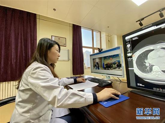 黑龙江省哈尔滨市第一医院医生通过远程医疗为延寿县贫困户提供诊疗服务（11月29日摄）。新华社记者 杨思琪 摄