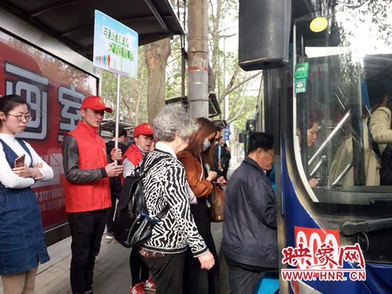 “倡導排隊乘車 助力拜祖大典”主題志愿服務活動