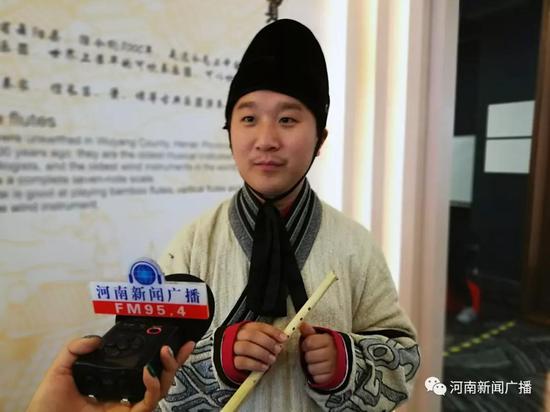 賈湖骨笛演奏者&nbsp;賀小帥 接受河南新聞廣播記者采訪