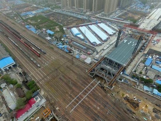 （鋼梁頂推第一階段結束，已推進至鐵路編組站上方）