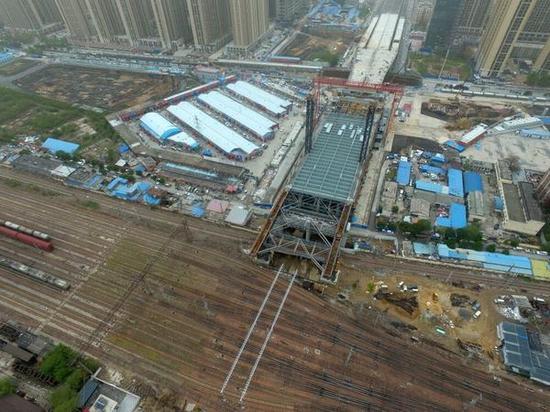 （頂推施工同時，編組站列車仍可通行）