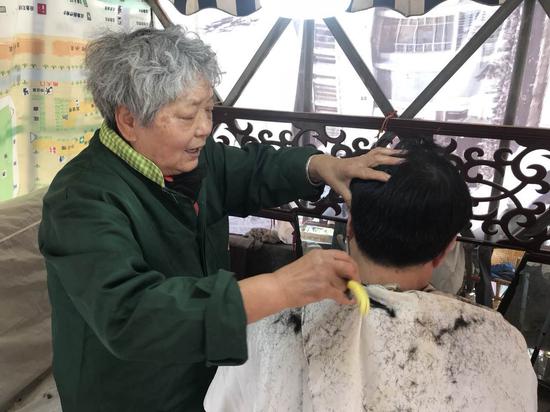 张师傅就是给人理发的老奶奶,再有半年多就步入“八零后”了。