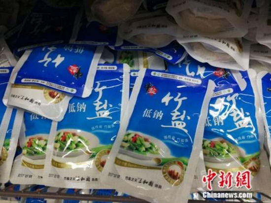 資料圖：市場上銷售的食鹽，多為幾塊錢一包。中新網記者 張尼 攝