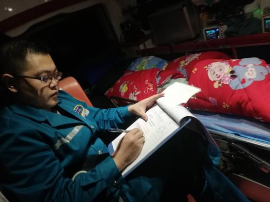 23∶00,医护人员在救护车上照顾三胞胎。
