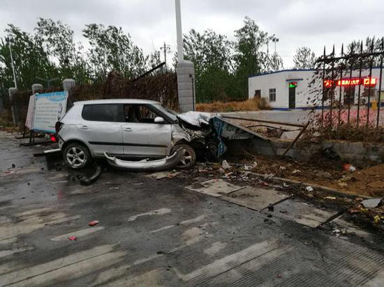 一頭撞到超限站圍墻（現場照片，警方提供）