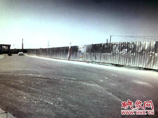 施工单位私自外扩围挡,保通道路标志标线不清