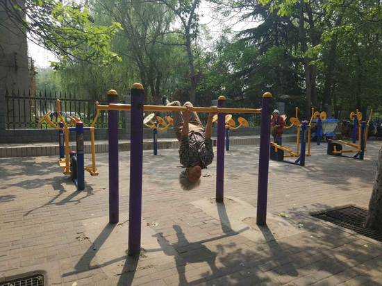 河南七旬老太痴迷健身玩一字马 妙龄女孩自愧