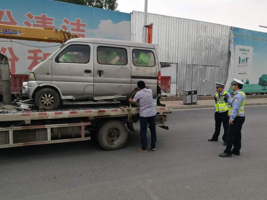 隨后,拖車到現場,將這里長期停放的4輛車進行了拖移。