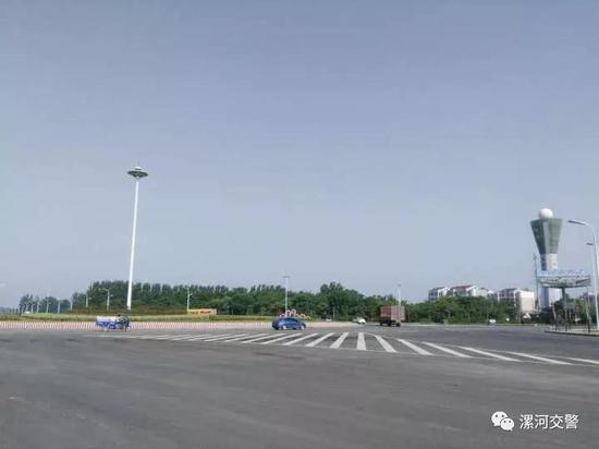 此图为龙江路与金山路交叉口转盘已经修好,龙江路主道全线贯通