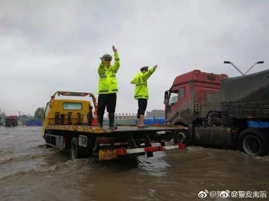 南阳突遭暴雨！多地被淹瞬间成“海”！