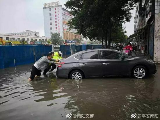 南阳突遭暴雨！多地被淹瞬间成“海”！