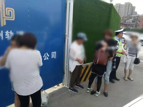 看着两个不停哭泣的女孩,大家揪着的心终于可以落地了。