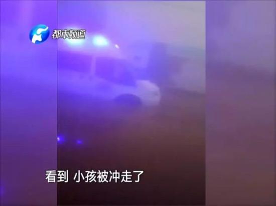 ����Ů���ﳵ��һ˫��Ů��ˮ���� �к����ĸŮ����