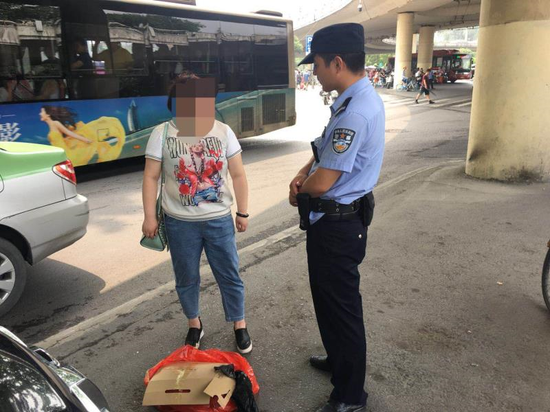 զ���� ֣��Ů����50000Ԫ�ٱҺ������ؾ���Ա