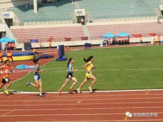 17级体育教育专业董绮同学(10号)获得女子乙组1500米比赛铜牌。