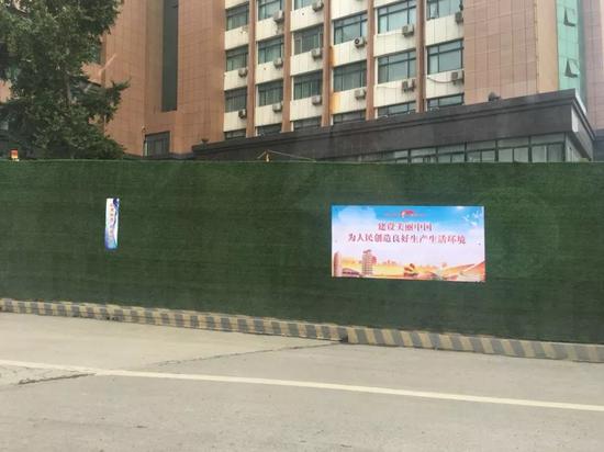 郑州大型施工工地围挡统一换绿装 消除视觉疲