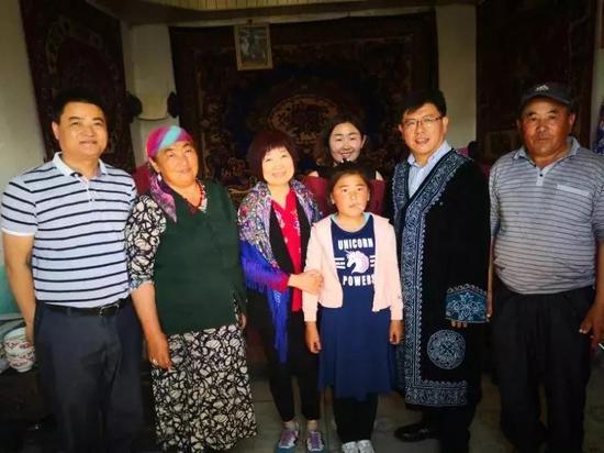 今年8月11日，朱玉峰和张玲为实现这一诺言，专程从郑州赶到了新疆。