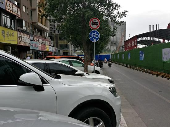 一個小區周邊多達4處“黑停車場”，收費標準混亂