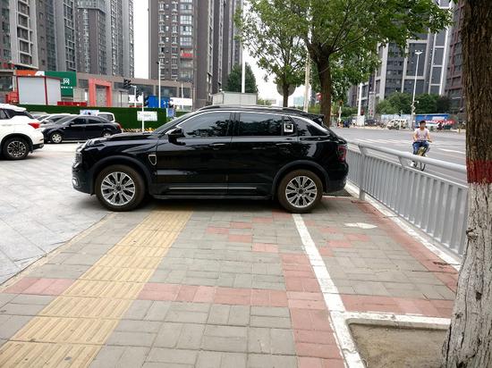 道路安裝的隔離護欄被利用，變身停車場“天然屏障”