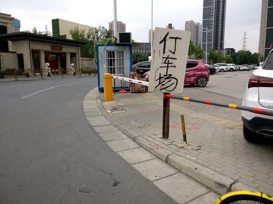 連個“P”都不放，非機動車道成了停車場