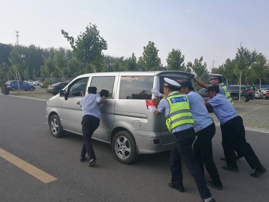 ▲芒砀山景区为游客推车