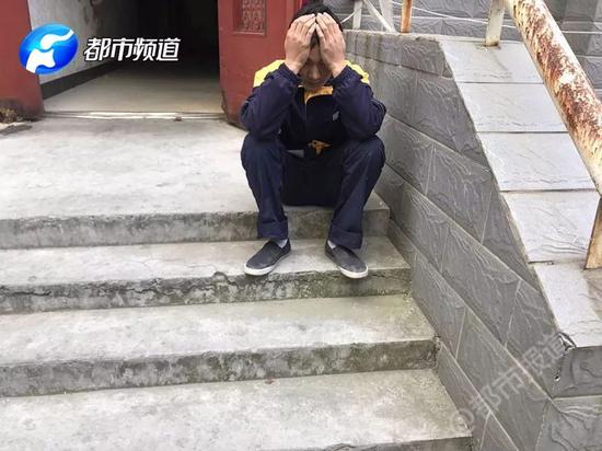 陳龍一遍又一遍看著監控中的賊