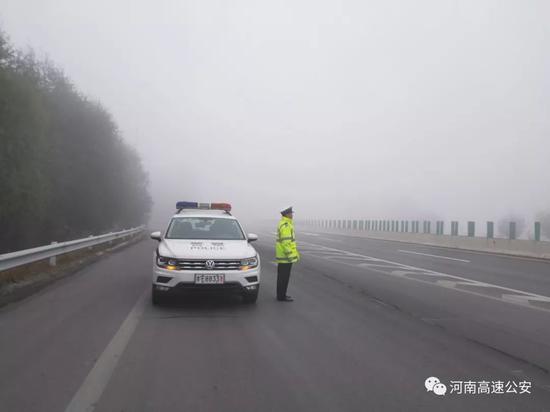高速交警提示注意霧天行車安全