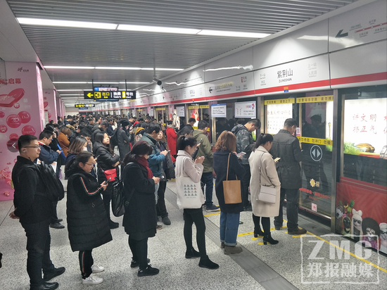 21日8時，在地鐵1號線紫荊山路站內，乘客井然有序排隊上車。
