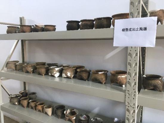 辛村遗址出土的陶器。新华社记者 李文哲 摄