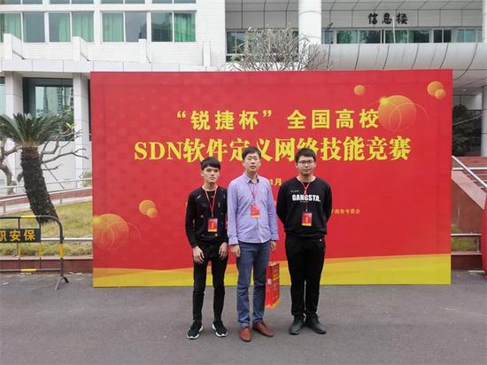 郑州信息科技职业学院参赛选手在“锐捷杯”全国高校SDN软件定义网络技能竞赛现场