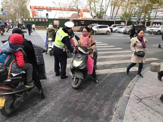郑州交警集中整治非机动车违法乱象