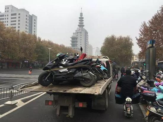 郑州电动车乱停乱放将被“贴条”? 看看怎么说 郑州电动车乱停乱放将被“贴条”? 看看怎么说