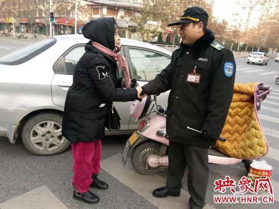 鄭州女子騎電動車闖紅燈撞上轎車  司機(jī)因其家庭困難放棄索賠