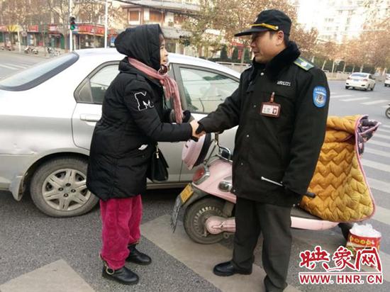 郑州女子骑电动车闯红灯撞上轿车  司机因其家庭困难放弃索赔