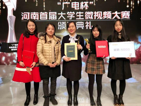 该校参加颁奖典礼师生合影