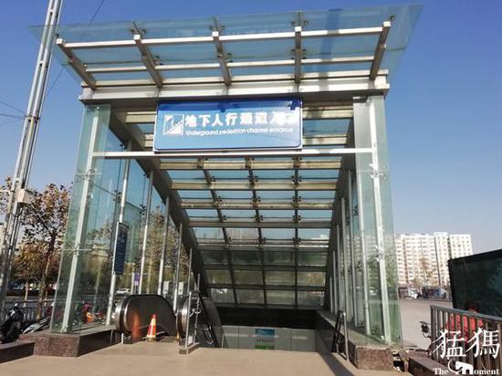 郑州火车站西广场一扶梯5年成摆设 主管单位成谜