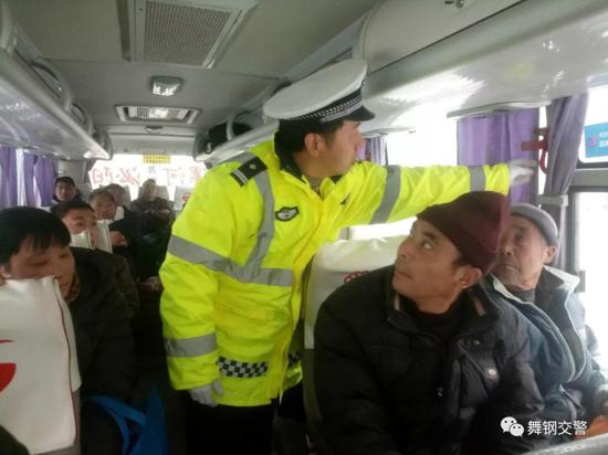 图:老庄中队查看客运车辆安全