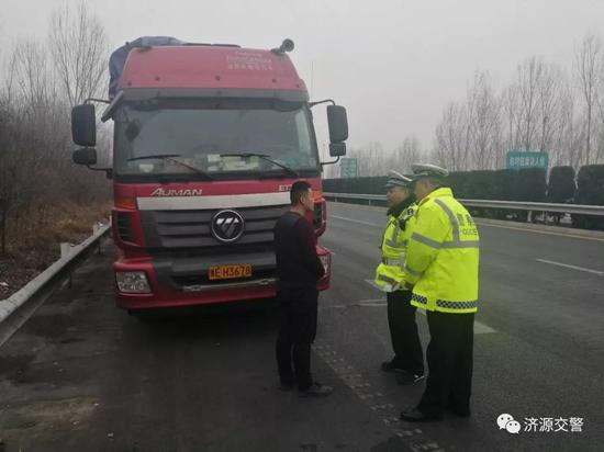 C证司机开大货 应急车道睡大觉 济源交警严惩