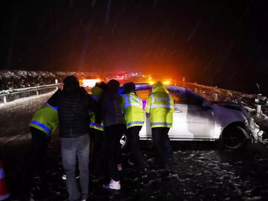 雪天高速发生交通事故 周口交警守护数小时衣服结冰