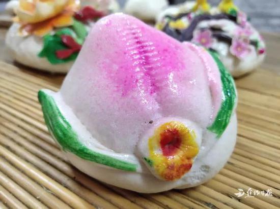 “寿桃”花馍。