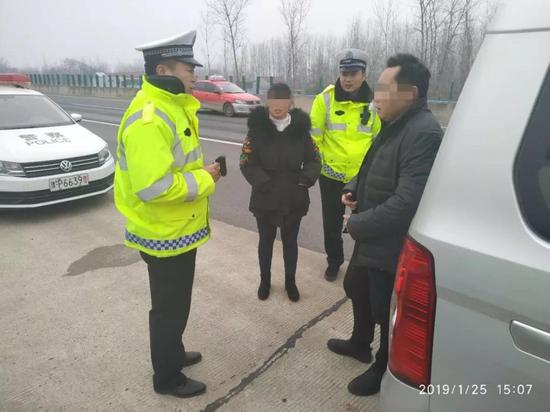 司機突然口吐白沫身體顫抖  生死時間周口交警緊急救助