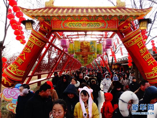 2月9日， 开封市清明上河园，众多游客在穿越民俗文化走廊。