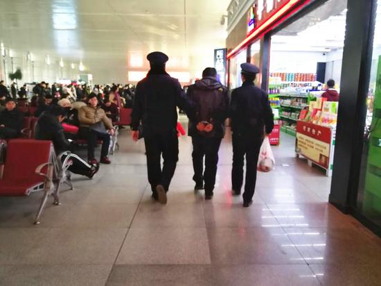 伪造房产证借贷款 男子商丘火车站被抓 伪造房产证借贷款 男子商丘火车站被抓