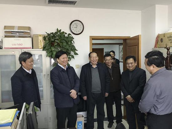 郑州市教育局领导王中立、刘鹏利一行来到各个处室对局机关工作人员的到岗情况和工作状态进行了巡查。