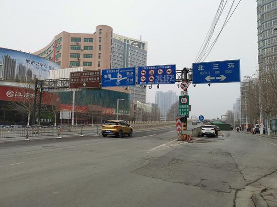 (南阳路北三环高架入口处设置限高为2.5米)