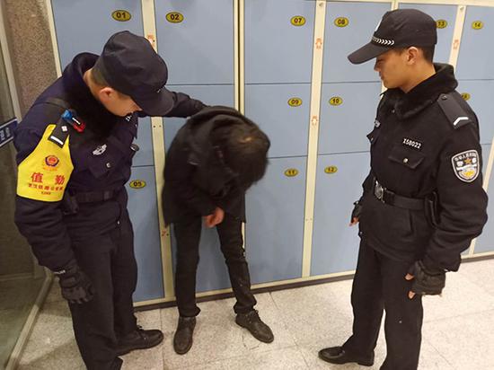 民警规劝刘某好好生活。 本文图片均为襄阳东车站派出所提供