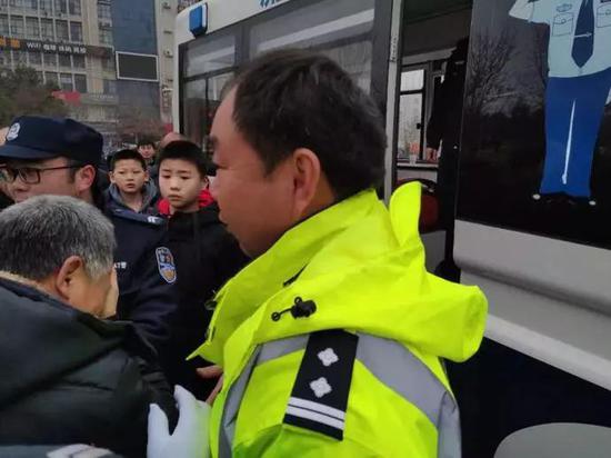 长点心 三门峡渑池民警元宵节找回5名走失儿童