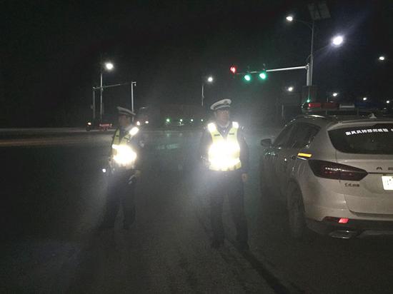 亲爸载着四个娃醉驾 遇交警查车逃窜拐进死胡同